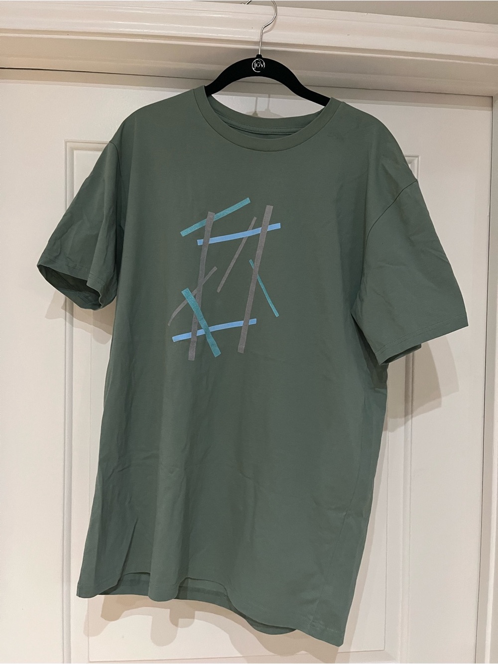 Vesti Olive Green Short Sleeve Tee with Abstract Stripe Graphic